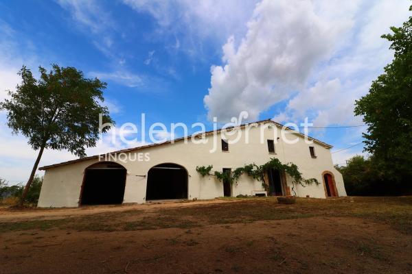 Catalan farmhouse and a 30Ha plot of land very close to Sils