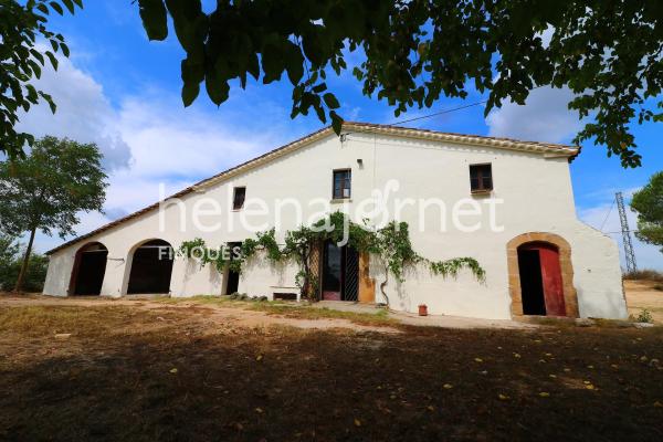 Catalan farmhouse and a 30Ha plot of land very close to Sils