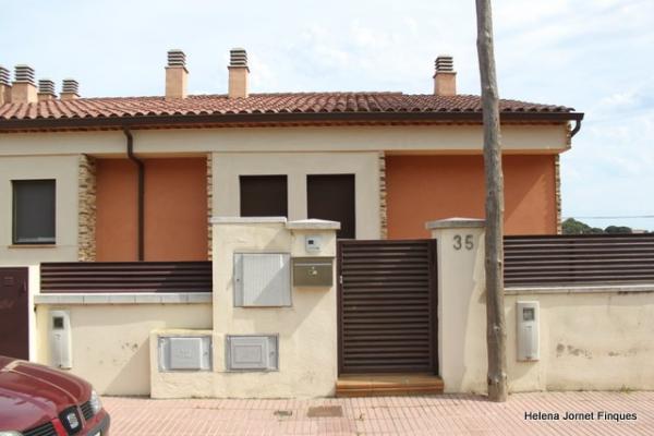 Maison avec piscine et grand espace vert commun