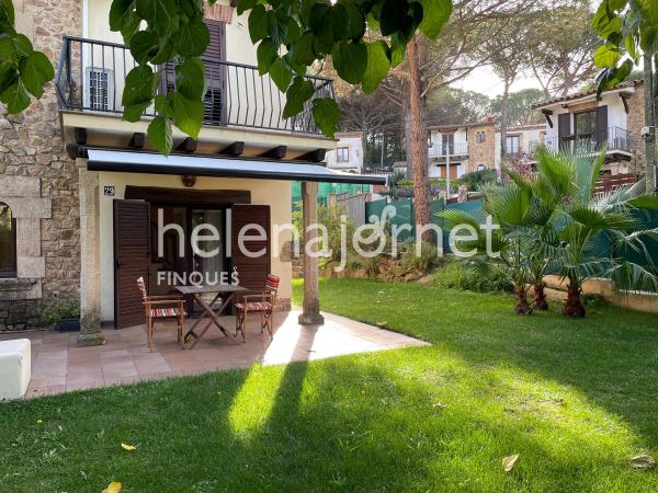 Corner townhouse in the golf of santa cristina d'aro .