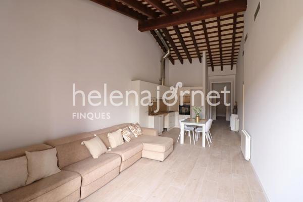 Fantàstic apartament de 90 m2 ubicat a la plaça del monestir de sant feliu de guíxols