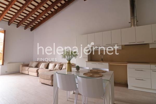 Fantàstic apartament de 90 m2 ubicat a la plaça del monestir de sant feliu de guíxols