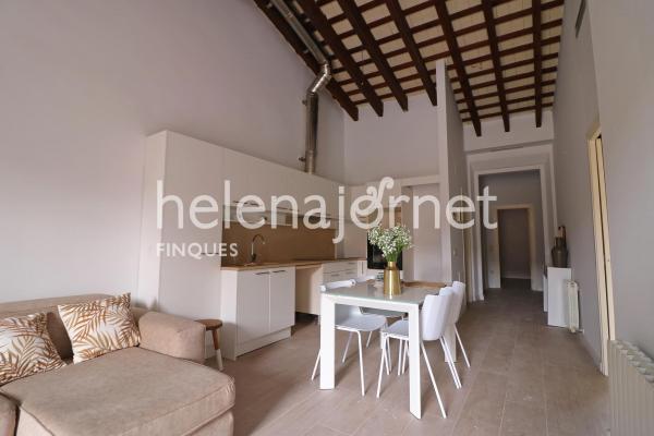 Fantàstic apartament de 90 m2 ubicat a la plaça del monestir de sant feliu de guíxols