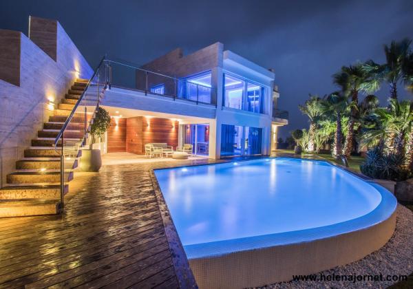 Exclusive newly built house with outdoor and indoor swimming pool and sea views