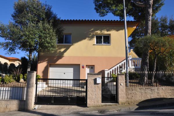 Casa amb una gran terrassa i un preciós jardí amb piscina