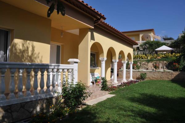 Casa amb una gran terrassa i un preciós jardí amb piscina