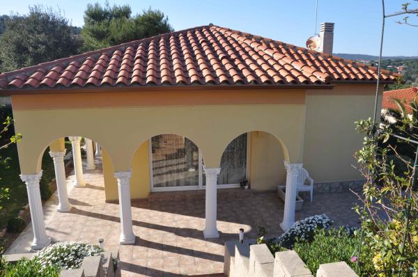 Casa amb una gran terrassa i un preciós jardí amb piscina