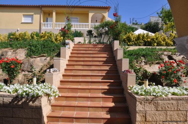 Casa amb una gran terrassa i un preciós jardí amb piscina