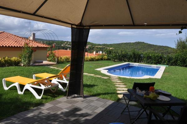 Casa amb una gran terrassa i un preciós jardí amb piscina