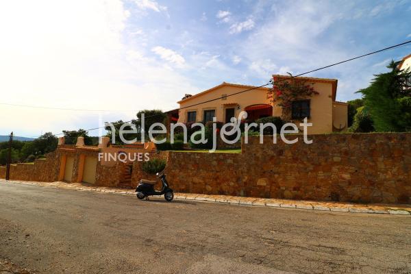 Casa de piedra situada en la urbanización Can Manel en Castell d'Aro