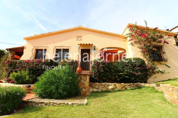 Casa de piedra situada en la urbanización Can Manel en Castell d'Aro