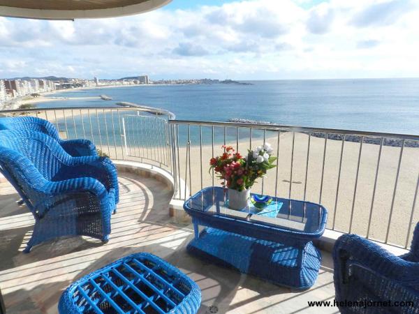 Duplex au bord de la plage avec une vue spectaculaire sur la mer