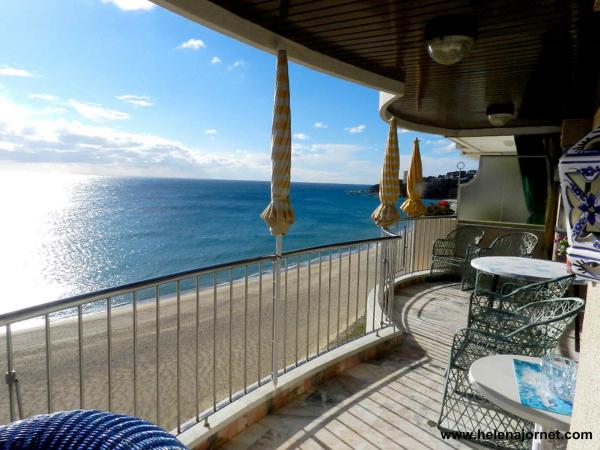 Duplex au bord de la plage avec une vue spectaculaire sur la mer