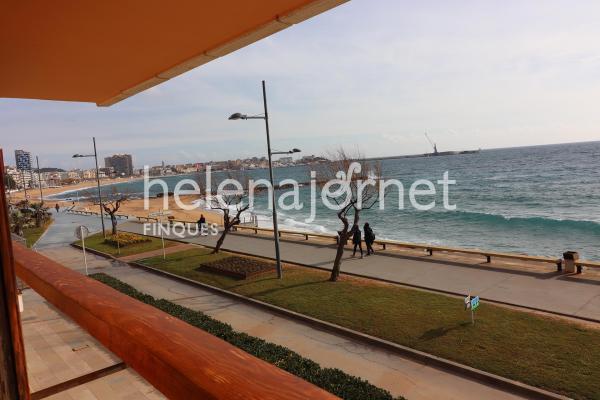 Big apartment in a privileged location in front of the beach in Sant Antoni de Calonge.