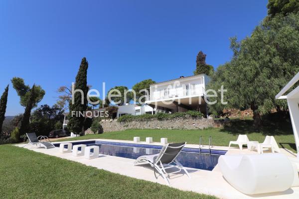 Exclusive house with pool and large plot in a privileged area of Vall-llobrega.