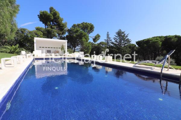 Exclusive house with pool and large plot in a privileged area of Vall-llobrega.