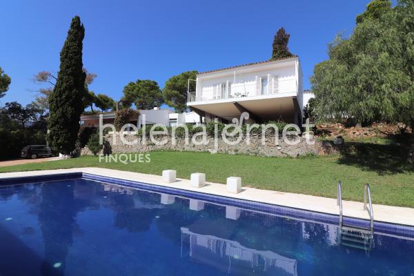 Exclusive house with pool and large plot in a privileged area of Vall-llobrega.