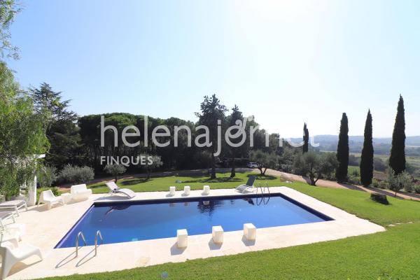 Exclusive house with pool and large plot in a privileged area of Vall-llobrega.