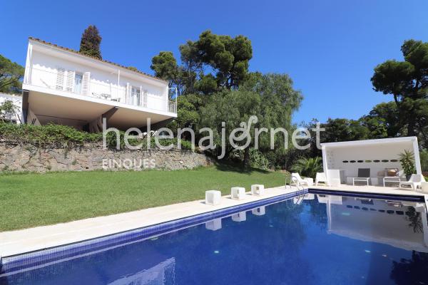 Casa exclusiva amb piscina i gran terreny en una zona privilegiada de Vall-llobrega