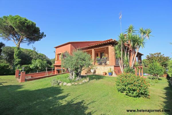 Casa amb porxo, jardí i piscina privada