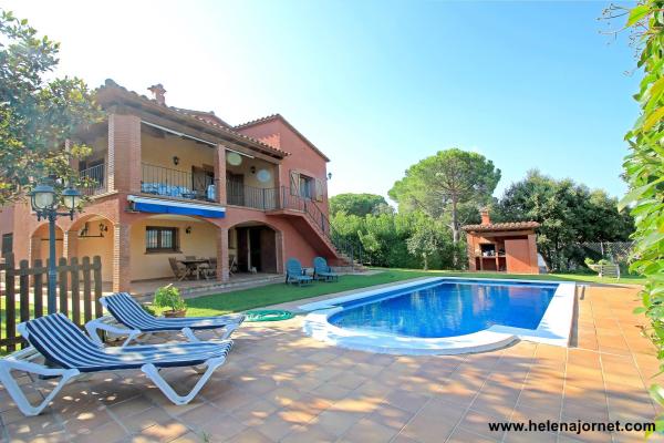 Casa amb porxo, jardí i piscina privada