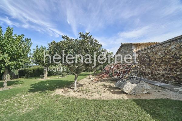 Unique and exceptional rustic farm of 132ha, with a completely renovated farmhouse, a farm and a reservoir.