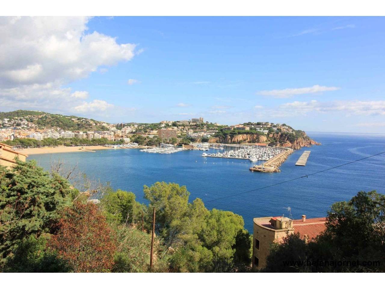 Large plot with spectacular sea views and close to town-centre - 2957