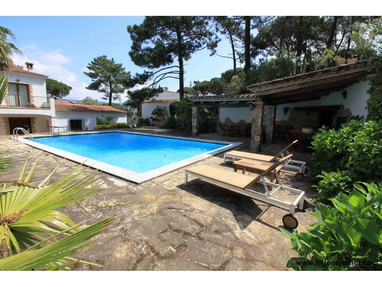 House with a large plot and private swimming pool in Mas Trempat residential area - 3375