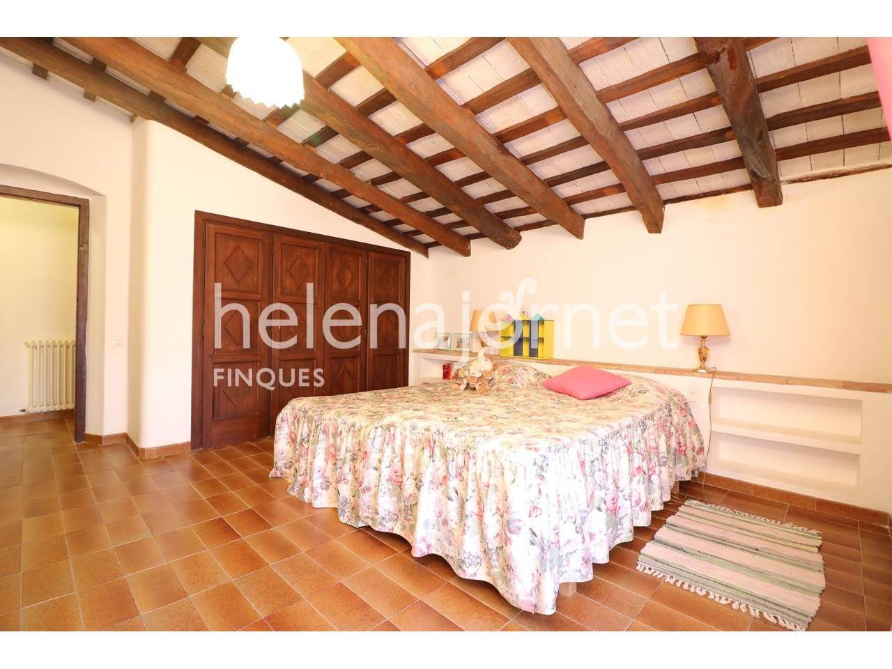 Excellent rustic estate with a renewed 563 m2 farmhouse and 4.8 hectares of land. - 2504