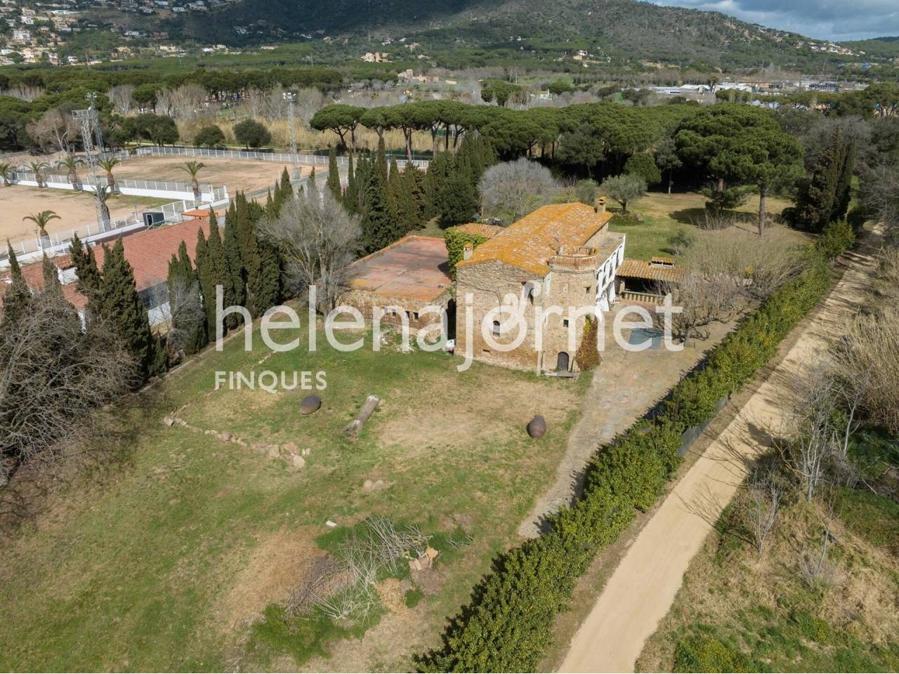 AMAZING FARM HOUSE WITH A 10.000 M2 PLOT OF LAND AND A HOTEL PROJECT IN PLATJA D’ARO - 2525