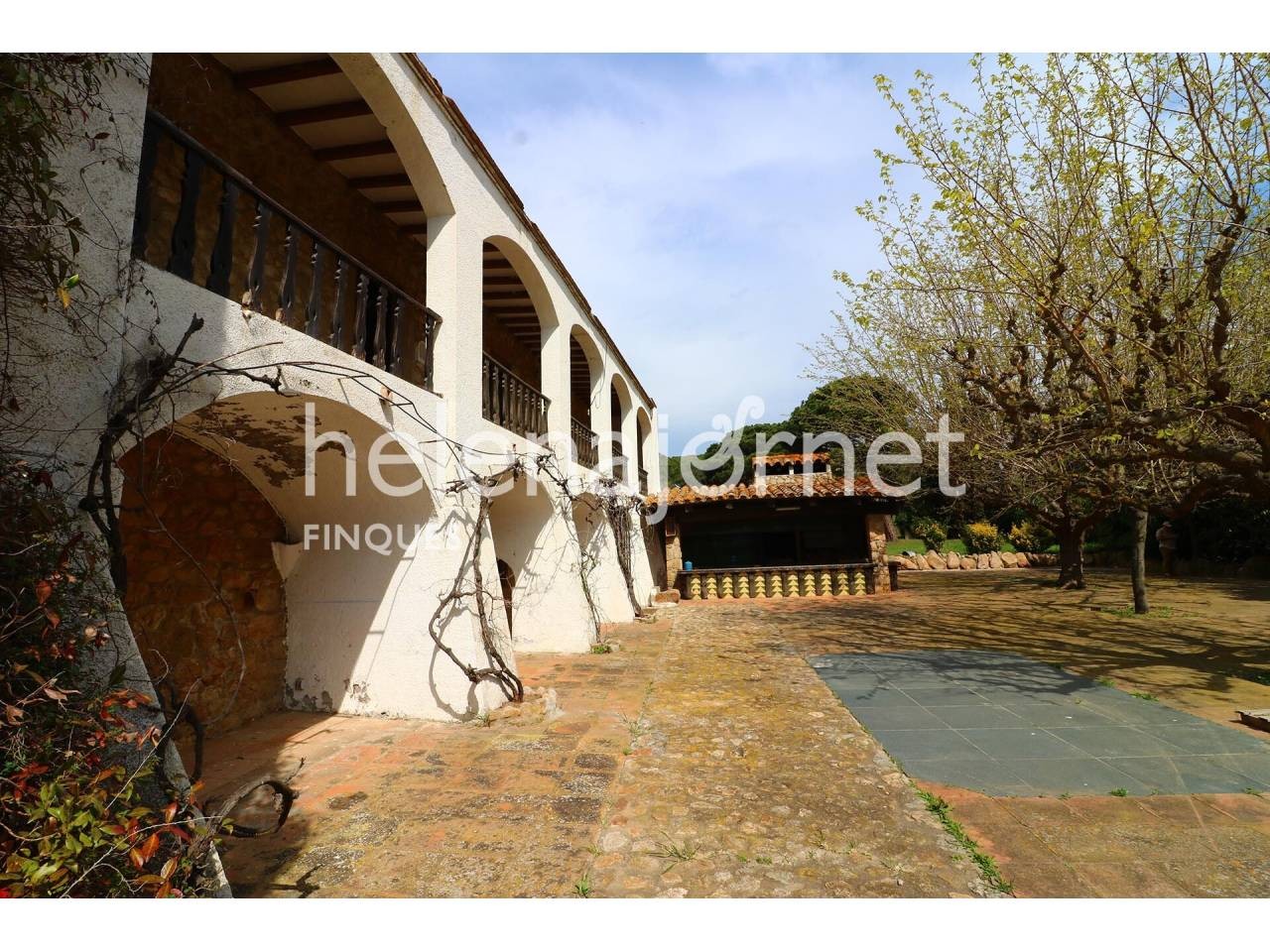 AMAZING FARM HOUSE WITH A 10.000 M2 PLOT OF LAND AND A HOTEL PROJECT IN PLATJA D’ARO - 2525