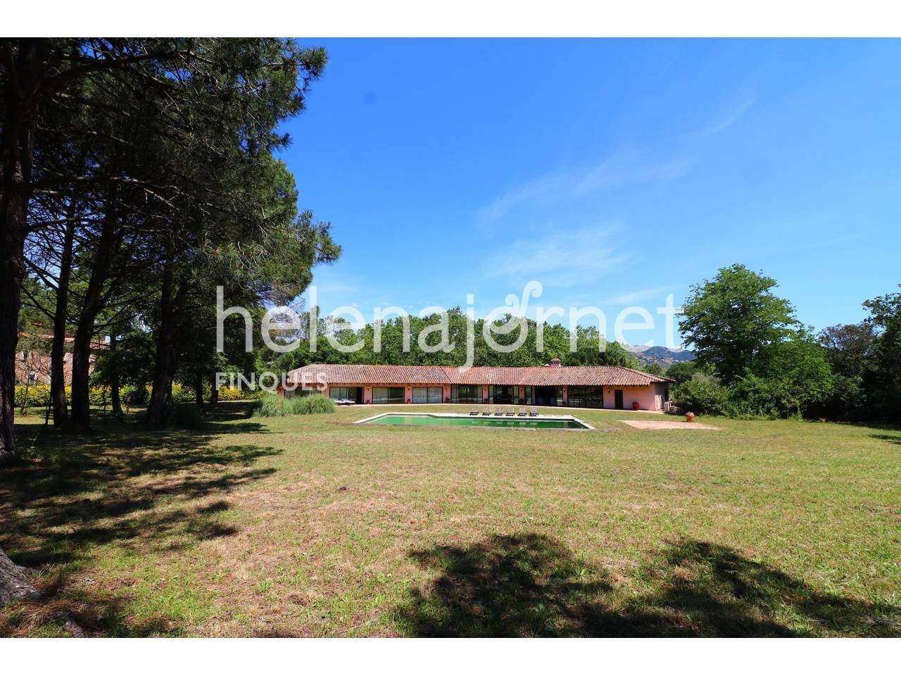 Magnífica casa amb piscina en un terreny de 32ha amb una masia per reformar - 3506