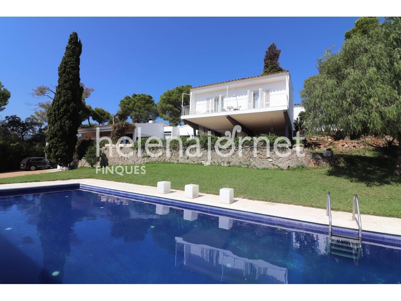 Exclusive house with pool and with a large plot in a privileged area of Vall-llobrega - 20034
