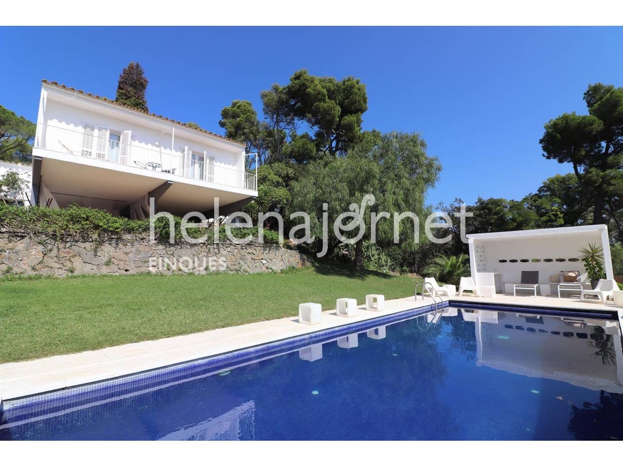 Exclusiva casa amb piscina i amb un gran terreny a una zona privilegiad de Vall-llobrega - 20034
